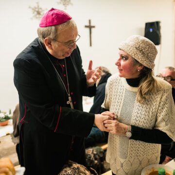 Ľudia bez domova oslávili Vianoce štedrou večerou