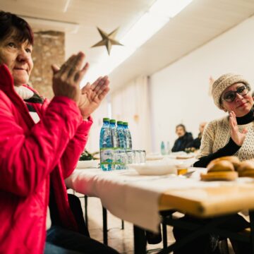 Ľudia bez domova oslávili Vianoce štedrou večerou
