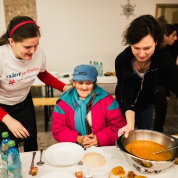Ľudia bez domova oslávili Vianoce štedrou večerou