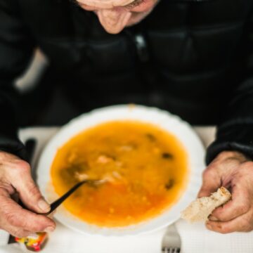 Ľudia bez domova oslávili Vianoce štedrou večerou