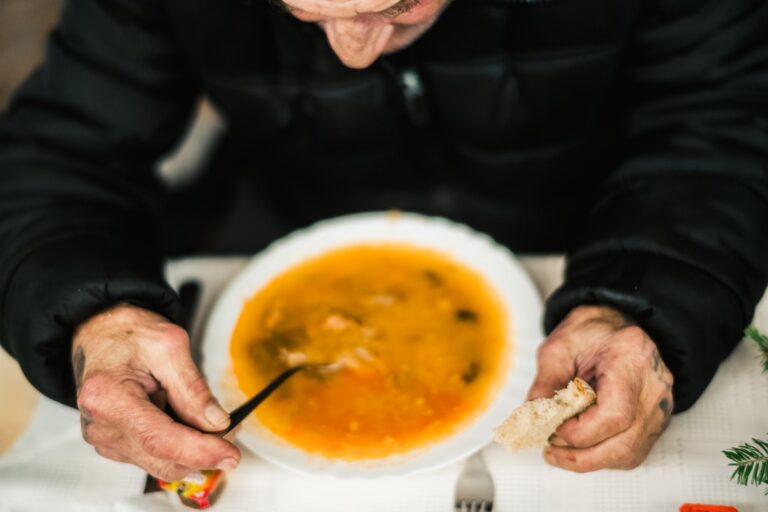 Ľudia bez domova oslávili Vianoce štedrou večerou