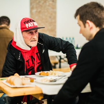 Ľudia bez domova oslávili Vianoce štedrou večerou
