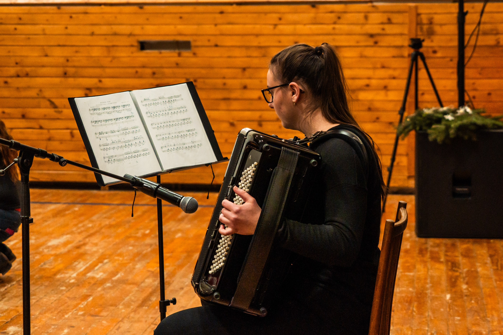 Sviatočnú atmosféru násobila hudobná vsuvka Vanesy Bogyovej, dobrovoľníčky, ktorá na akordeóne zahrala klasické aj vianočné skladby. V priestoroch Mariánskej sály nechýbala vianočná výzdoba spolu s ligotajúcim sa vianočným stromčekom.