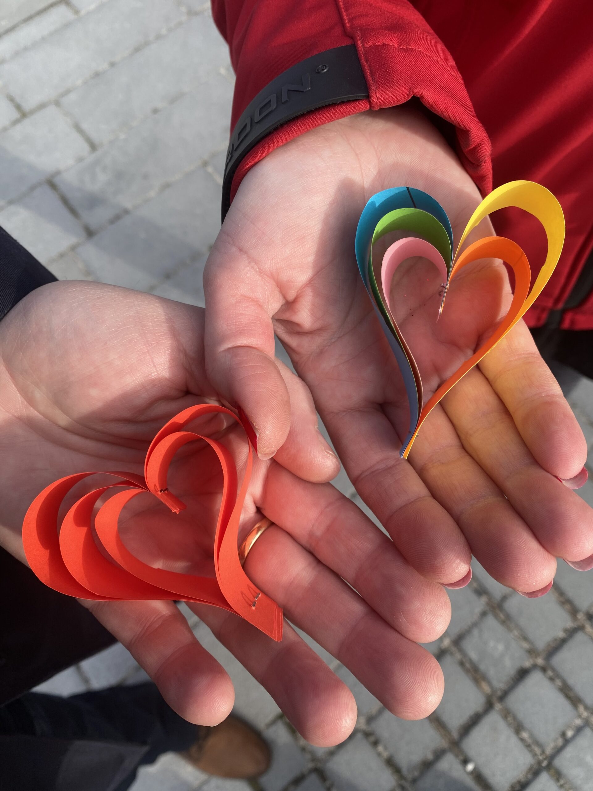Srdcia rôznych tvarov, veľkostí aj materiálov v sebe zároveň nesú symboliku, že ako ľudia sme rozdielni, ale spája nás spoločné dobro, ktoré môžeme vytvárať a šíriť ďalej každý jeden deň, len tak.