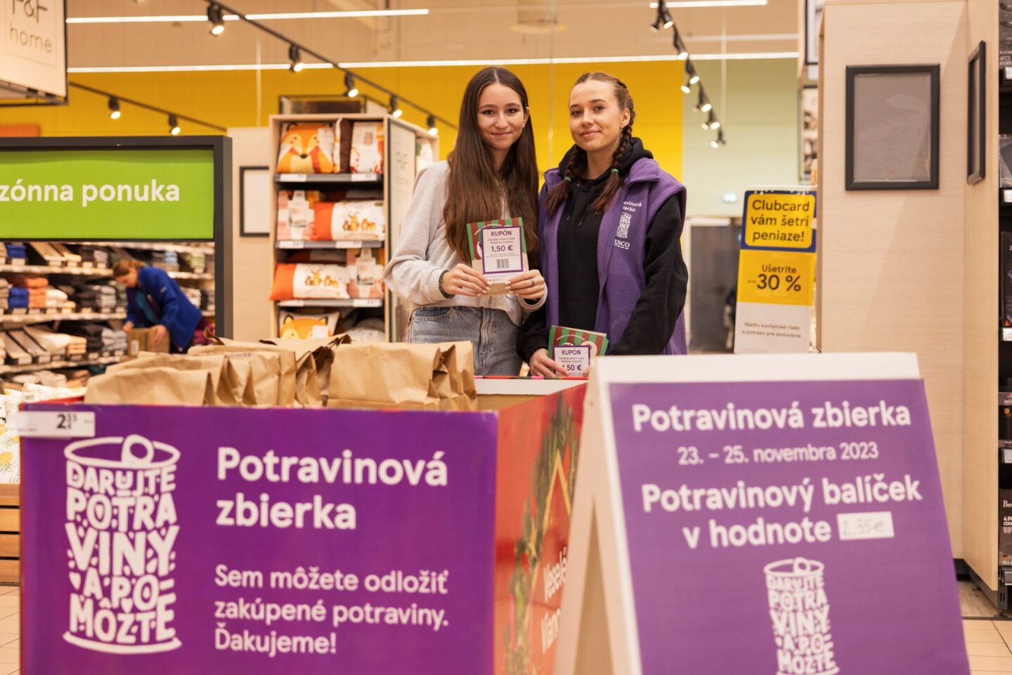 Dobrovoľníčky pri potravinovej zbierke