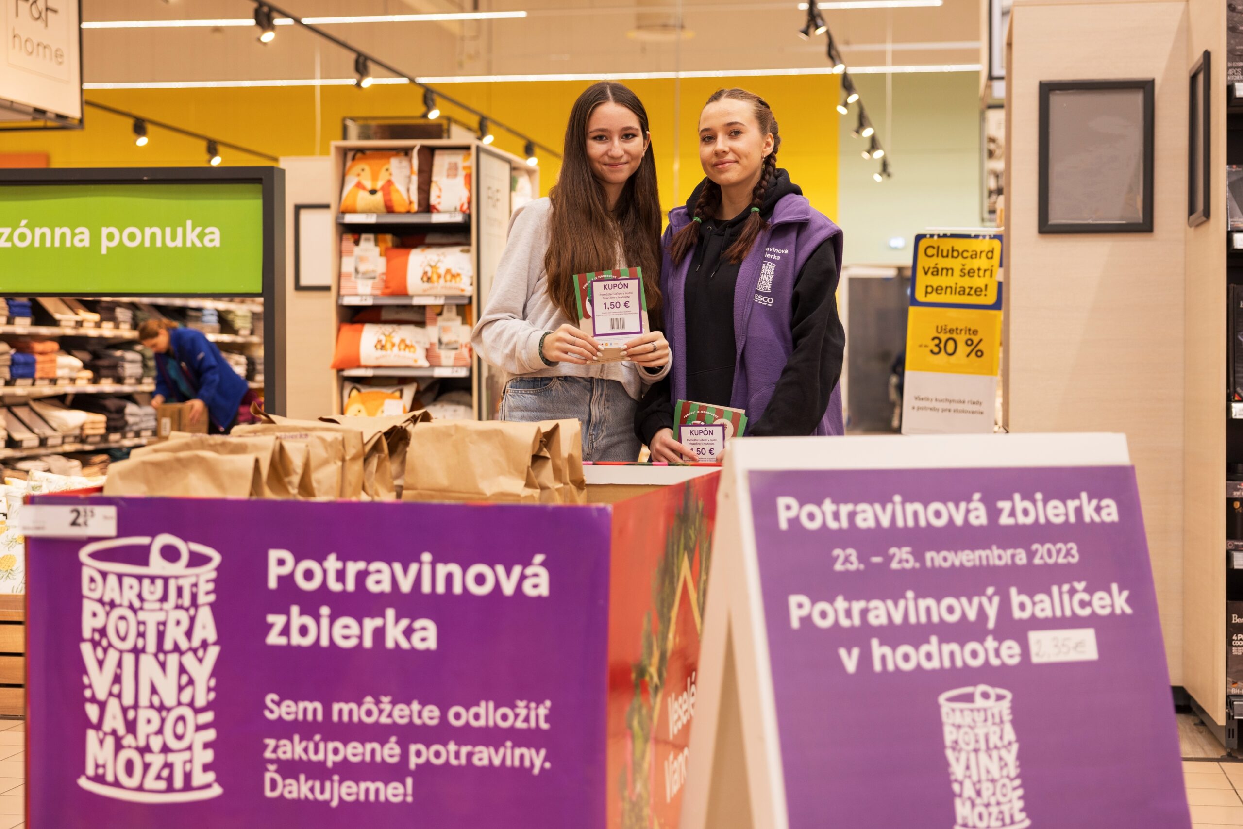 Dobrovoľníčky pri potravinovej zbierke